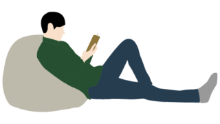 くつろぎながら読書する男性
